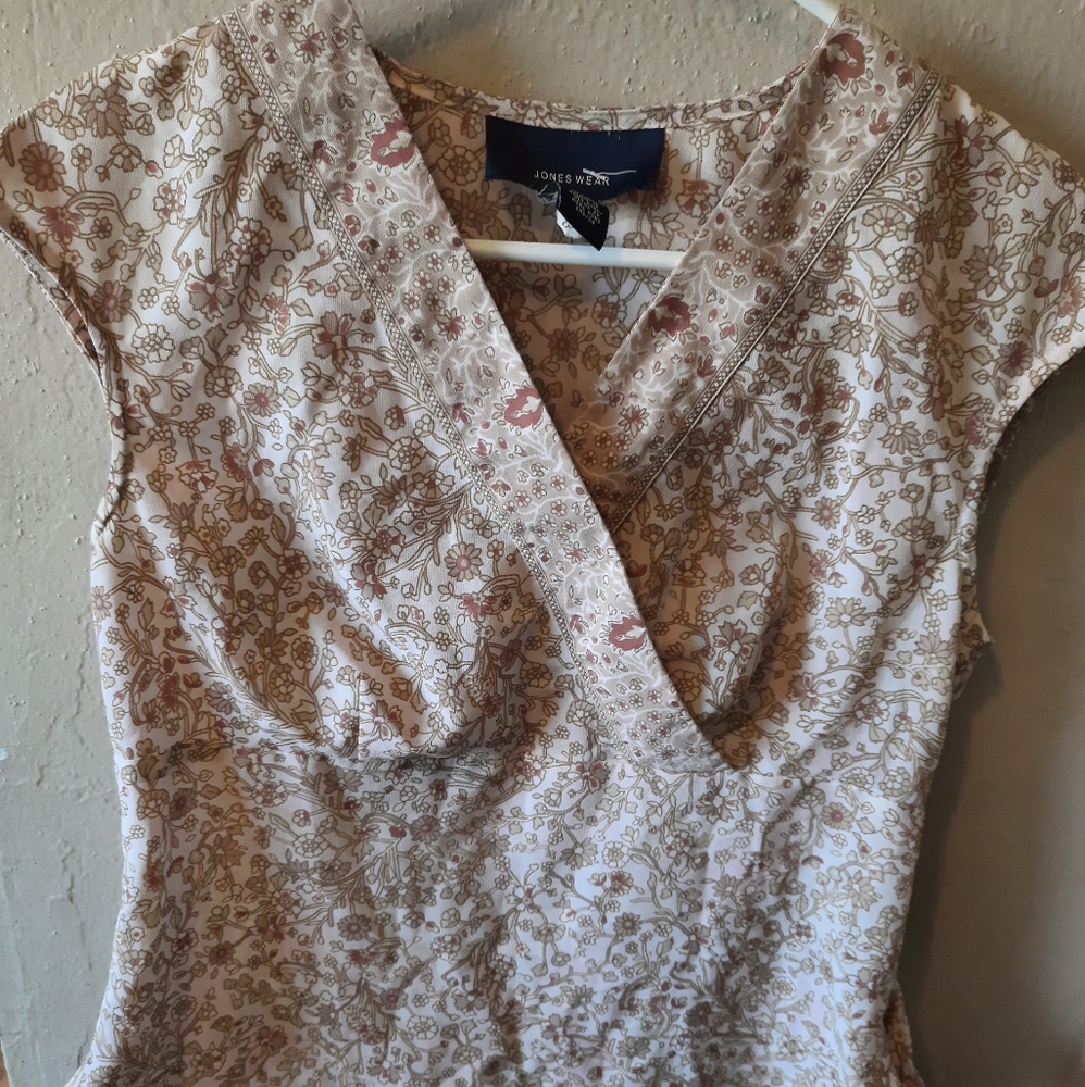 Girls size 6 blouse.